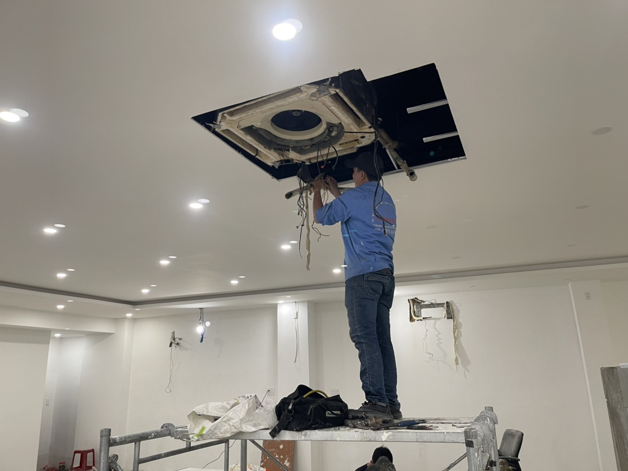 DỊCH VỤ LẮP ĐẶT MÁY LẠNH HITACHI QUẬN TÂN BÌNH